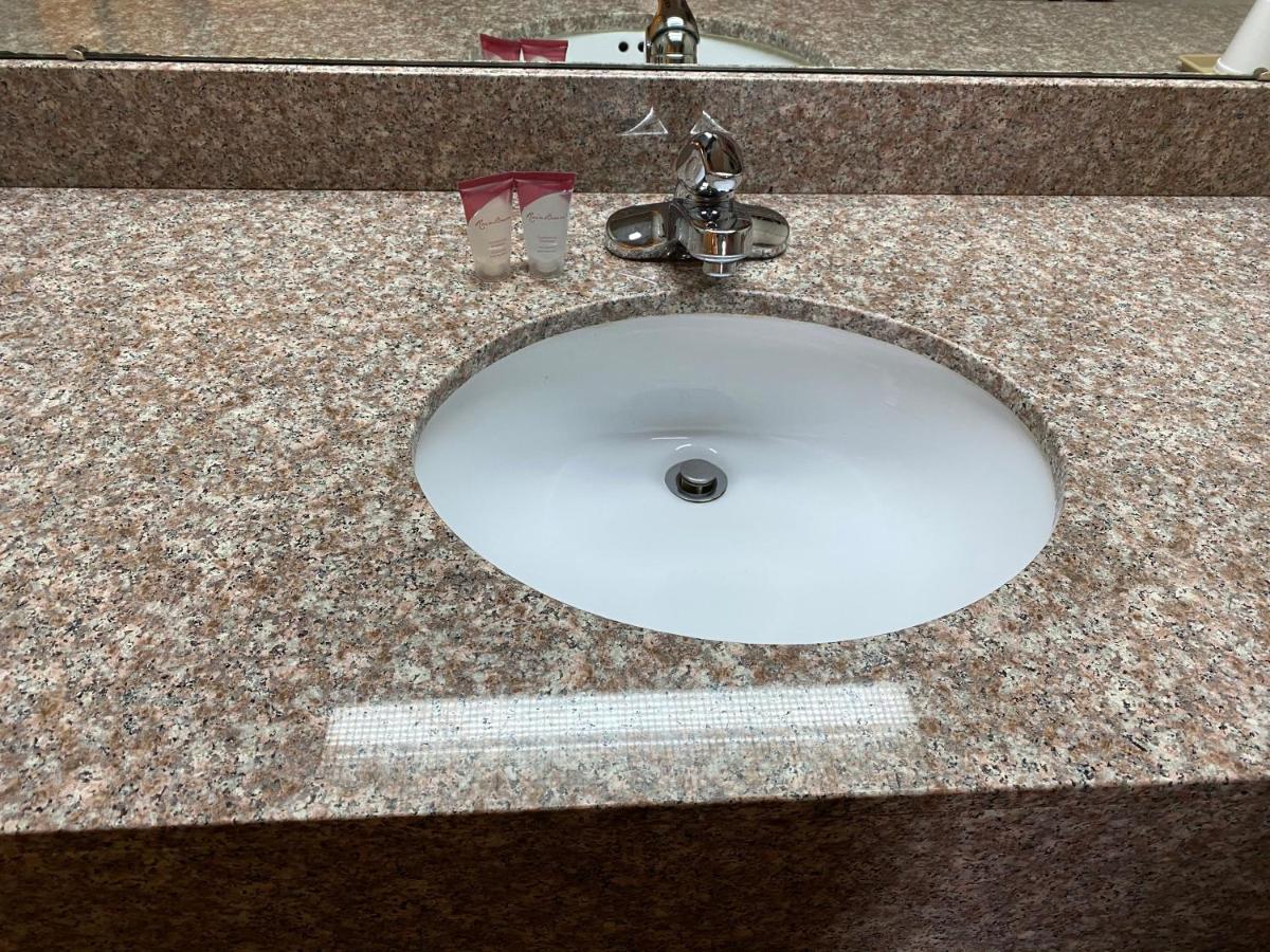 Harrisonville Inn & Suites المظهر الخارجي الصورة
